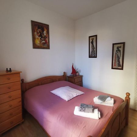 Bel Appartement: Cozy Retreat with Private Courtyard & Secure Parking Vichy Exterior photo