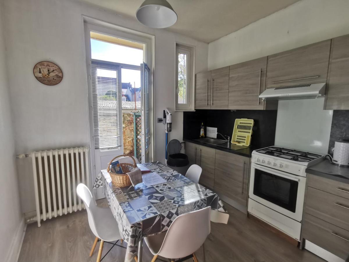 Bel Appartement: Cozy Retreat with Private Courtyard & Secure Parking Vichy Exterior photo