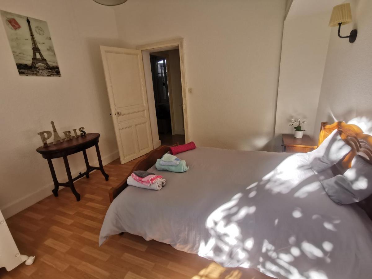 Bel Appartement: Cozy Retreat with Private Courtyard & Secure Parking Vichy Exterior photo