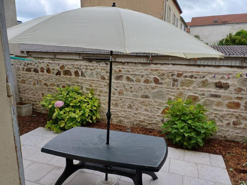Bel Appartement: Cozy Retreat with Private Courtyard & Secure Parking Vichy Exterior photo